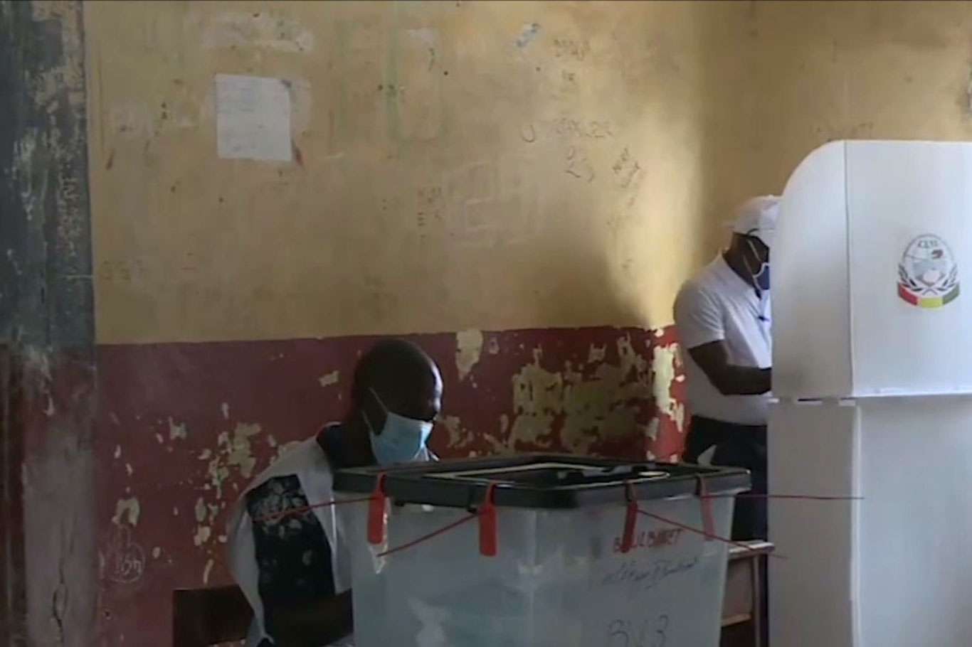 Gine'de halk cumhurbaşkanlığı seçimi için sandık başında